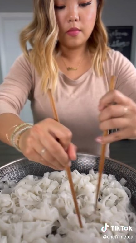 Trik cepat memisahkan mi basah instan yang saling menempel dan lengket