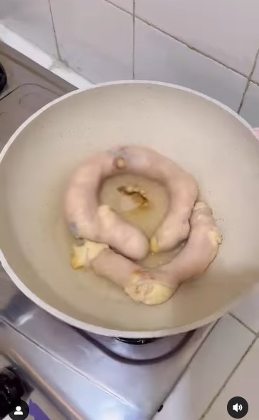 Apesnya wanita ini masak daechang ala Korea, hasilnya bikin terkejut