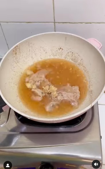 Apesnya wanita ini masak daechang ala Korea, hasilnya bikin terkejut