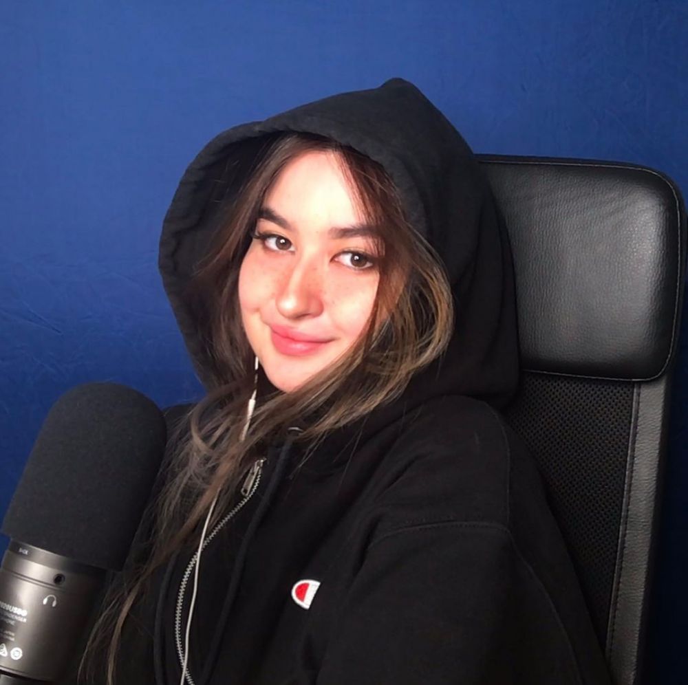 potret Stephanie Poetri tampil nyanyi © 2022 Instagram 