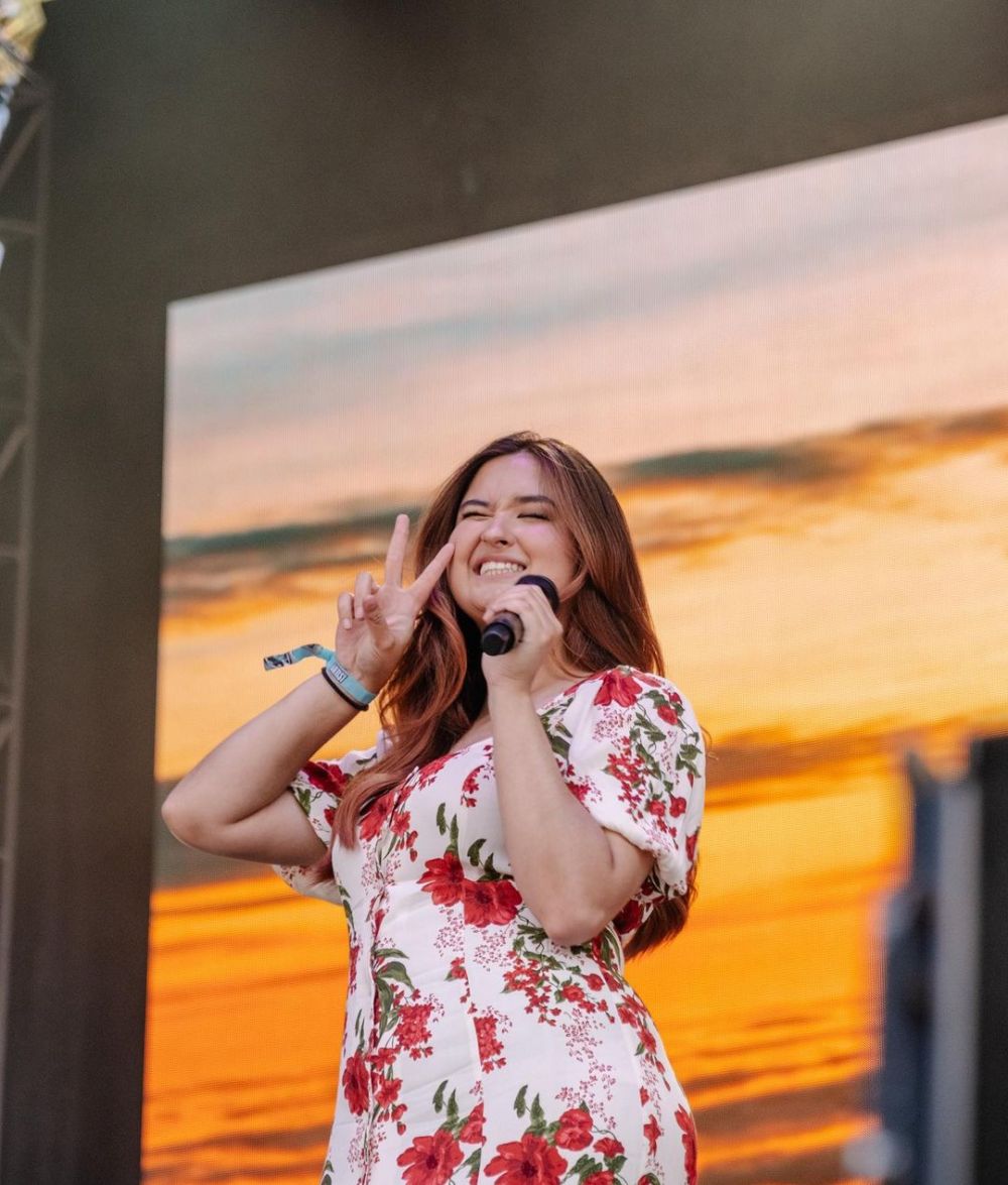 potret Stephanie Poetri tampil nyanyi © 2022 Instagram 