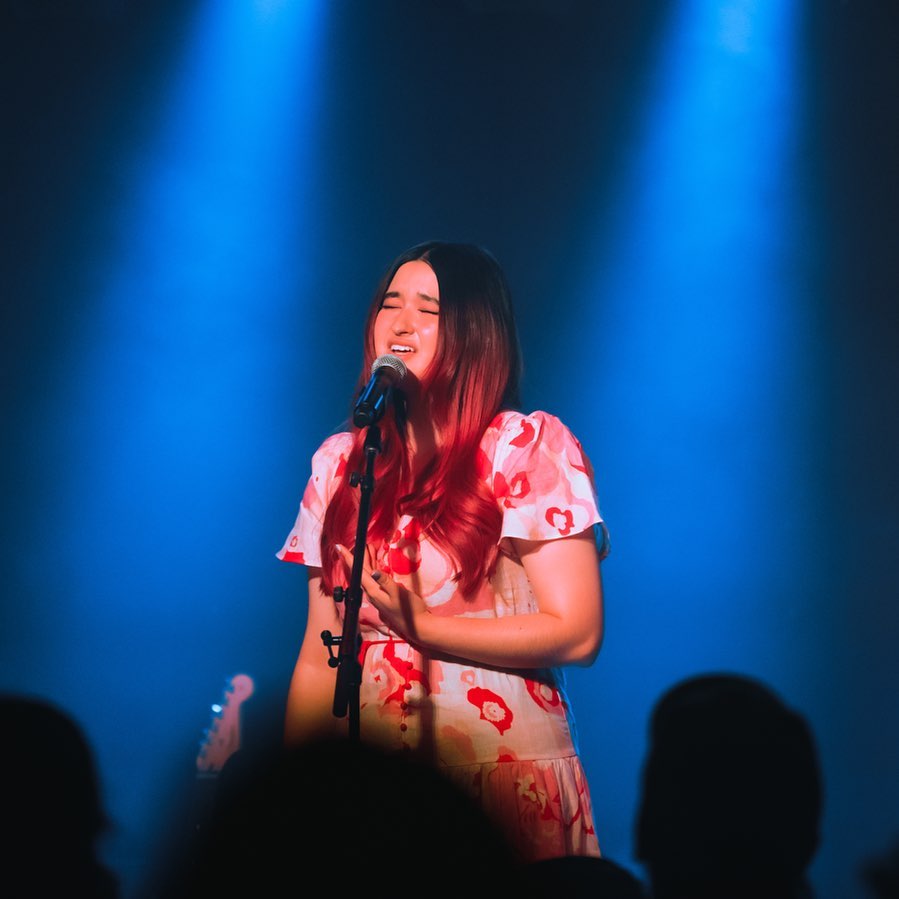 potret Stephanie Poetri tampil nyanyi © 2022 Instagram 