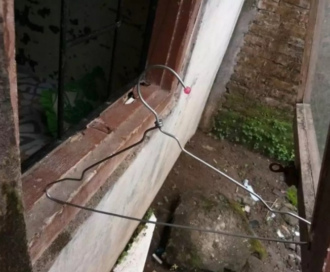 Hanger absurd Berbagai sumber