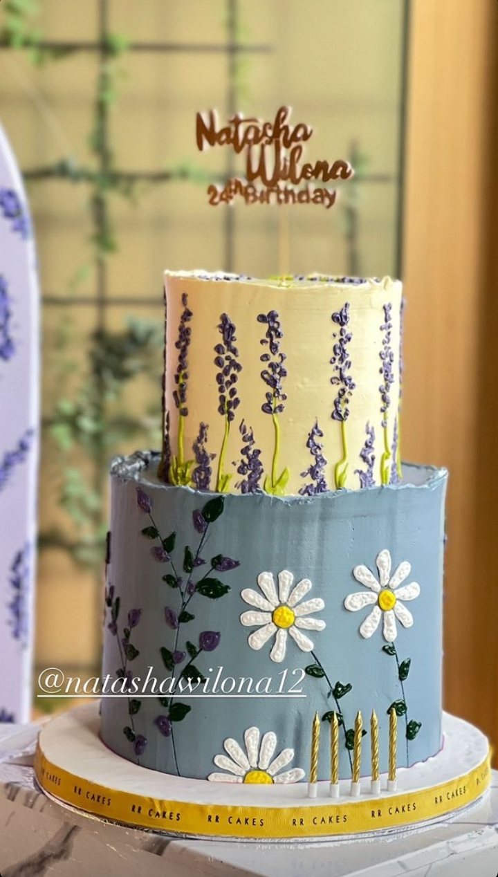 11 Potret kue ultah Natasha Wilona ke-24, dari Verrell Bramasta curi perhatian