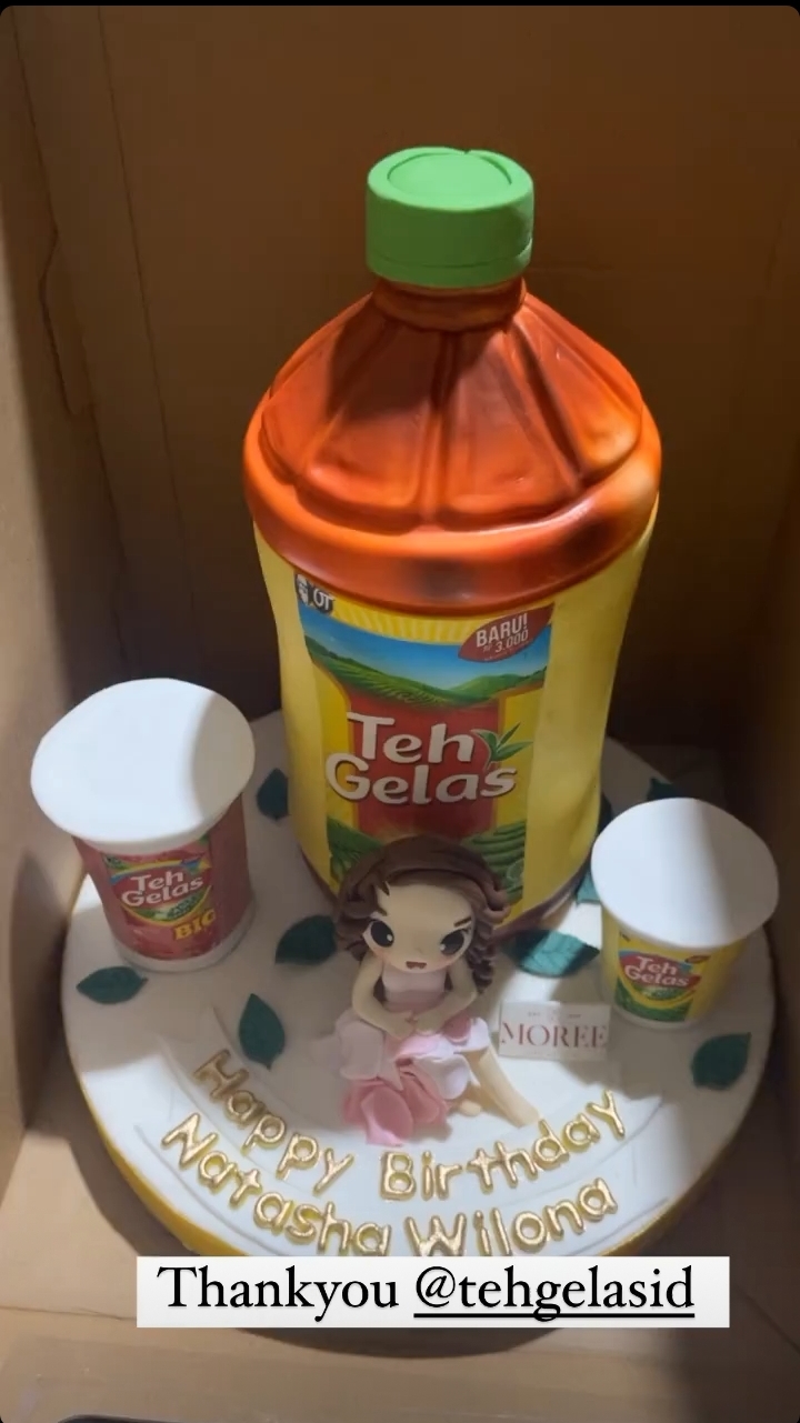 11 Potret kue ultah Natasha Wilona ke-24, dari Verrell Bramasta curi perhatian