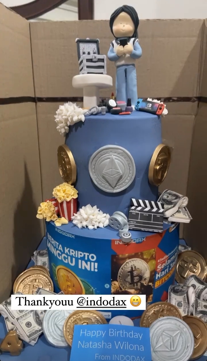 11 Potret kue ultah Natasha Wilona ke-24, dari Verrell Bramasta curi perhatian