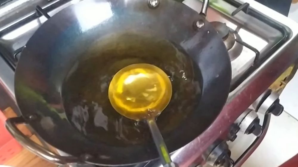 Antilengket, begini trik menggunakan centong sayur untuk cetakan bakwan