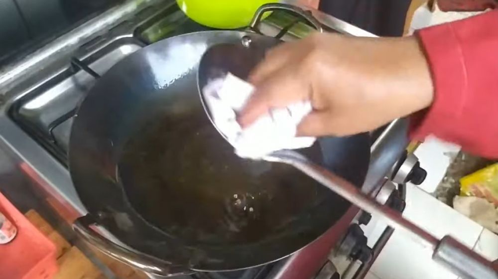 Antilengket, begini trik menggunakan centong sayur untuk cetakan bakwan