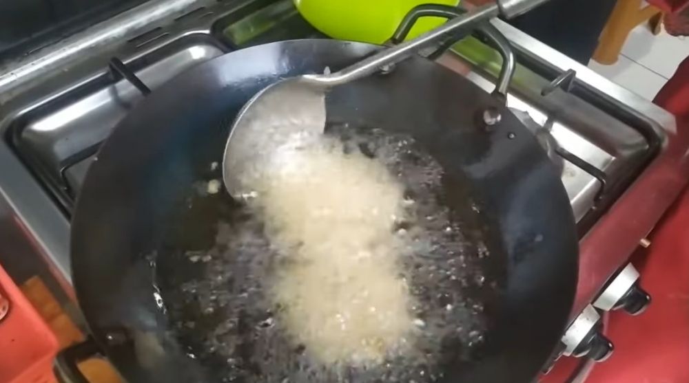 Antilengket, begini trik menggunakan centong sayur untuk cetakan bakwan