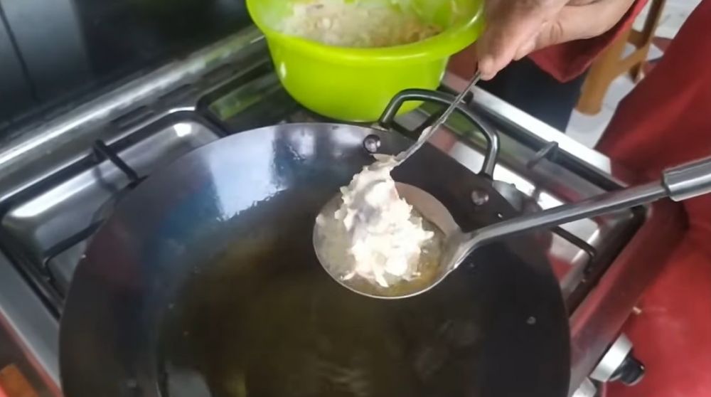 Antilengket, begini trik menggunakan centong sayur untuk cetakan bakwan