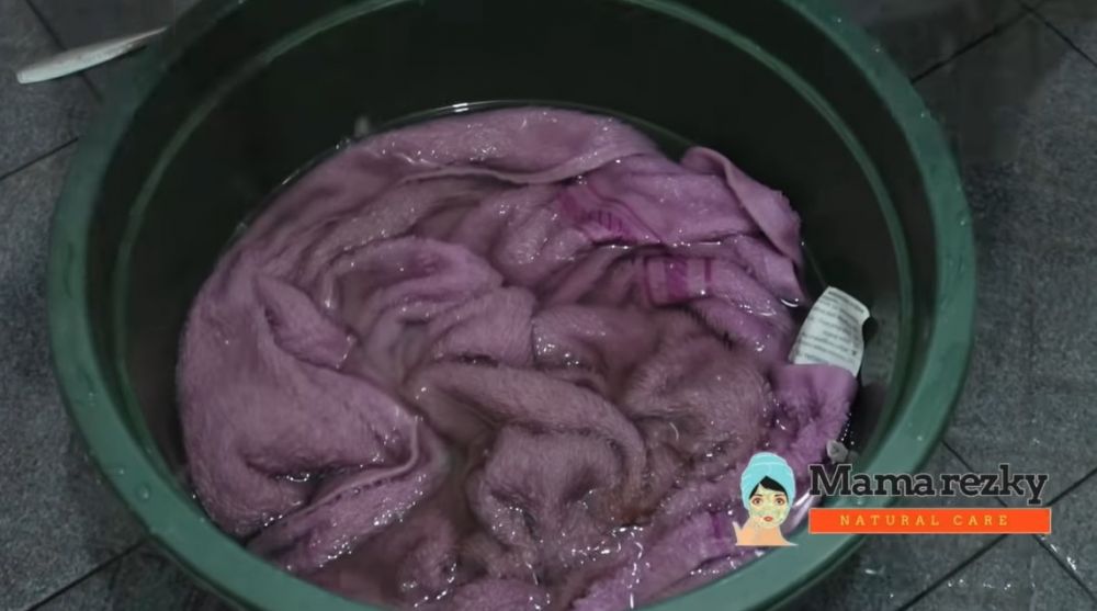 Cara bersihkan noda hitam dan jamur di handuk dapur, cuma pakai 2 bahan