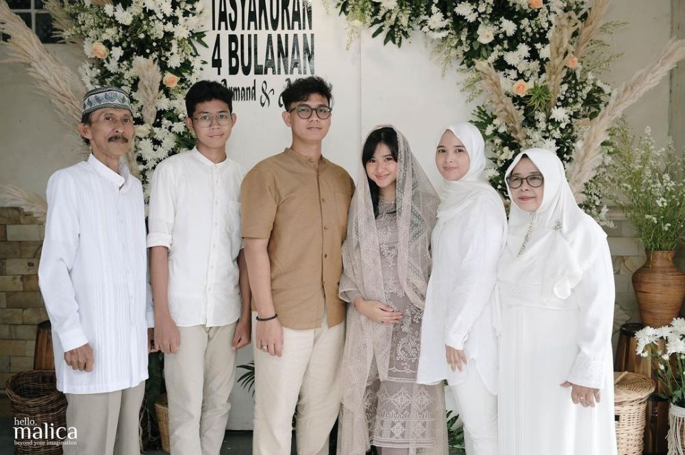 potret pengajian 4 bulan kehamilan adinda azani © instagram potret pengajian 4 bulan kehamilan adinda azani © instagram