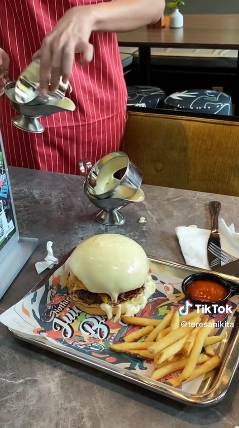 Usung konsep pelayanan jutek, intip 7 menu andalan Karen's Diner Jakarta