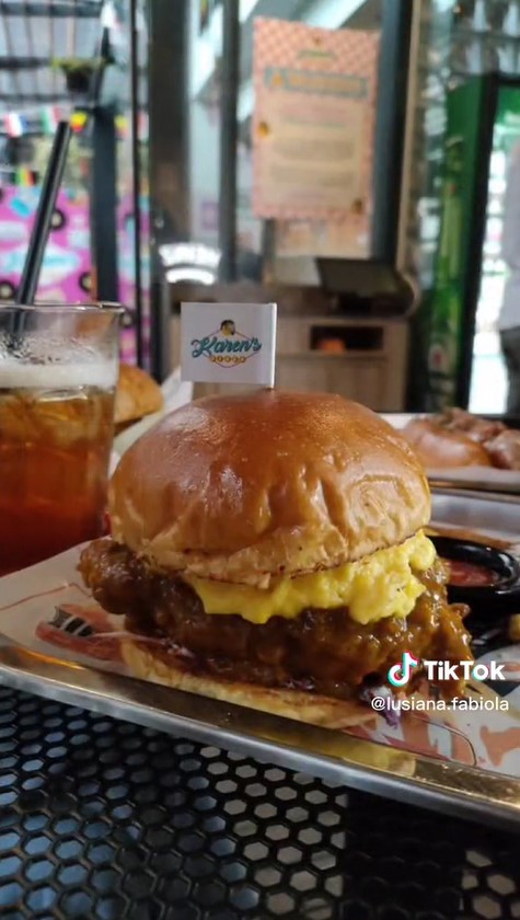 Usung konsep pelayanan jutek, intip 7 menu andalan Karen's Diner Jakarta