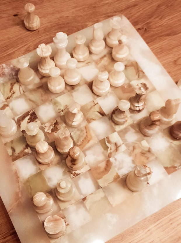 11 Potret bidak catur ini nyeleneh banget, bikin nggak abis pikir