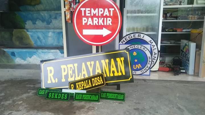 potret tulisan di papan pengumuman parkir © berbagai sumber