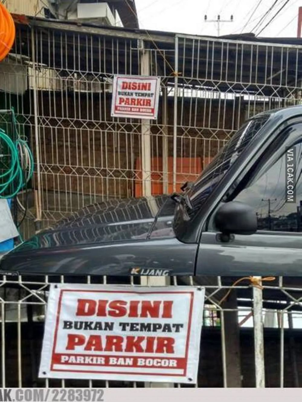 potret tulisan di papan pengumuman parkir © berbagai sumber