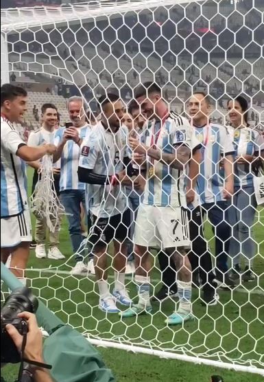 Momen unik selebrasi juara Piala Dunia 2022, para pemain Argentina gunting jala gawang