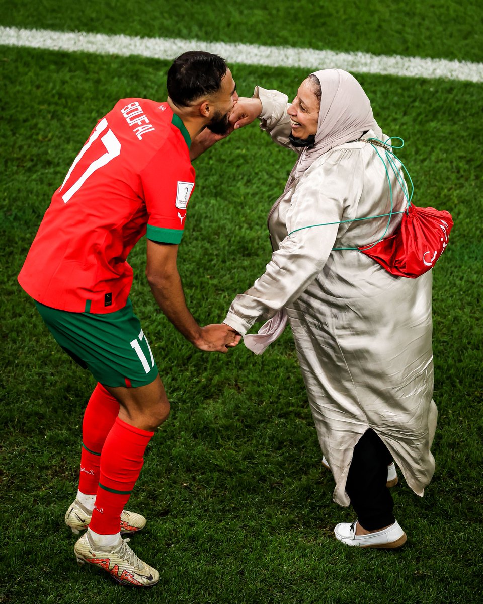 Momen 5 pemain sepak bola selebrasi kemenangan di Piala Dunia 2022 dengan ibunda, bikin haru