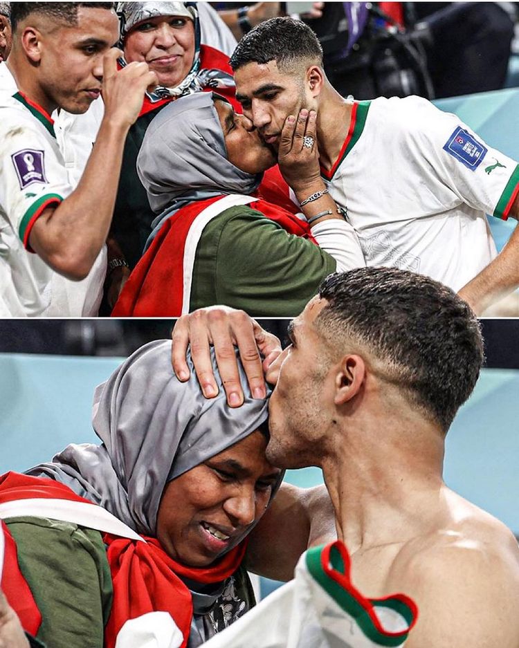 Momen 5 pemain sepak bola selebrasi kemenangan di Piala Dunia 2022 dengan ibunda, bikin haru