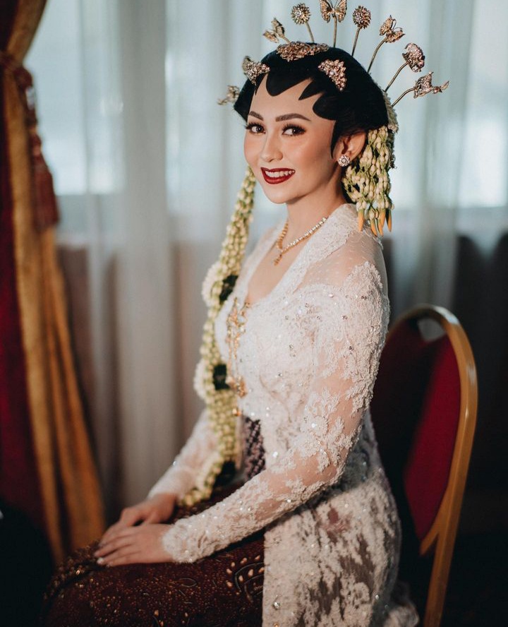 gaya Erina Gudono & Dini Widjaya © 2022 brilio.net