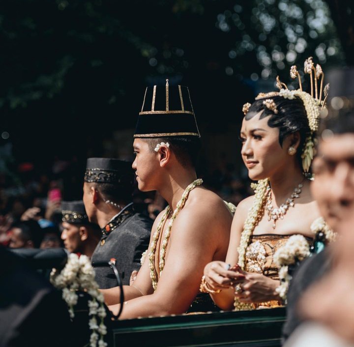 Jebolan Puteri Indonesia 2022, 11 beda gaya Erina Gudono & Dini Widjaya yang sama-sama mantu pejabat