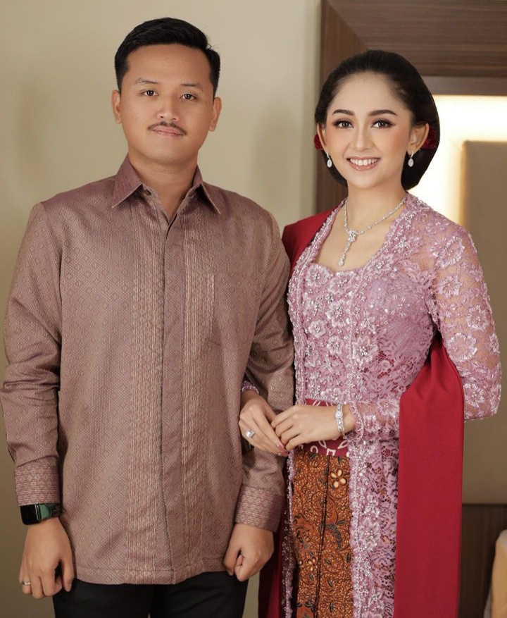 gaya Erina Gudono & Dini Widjaya © 2022 brilio.net