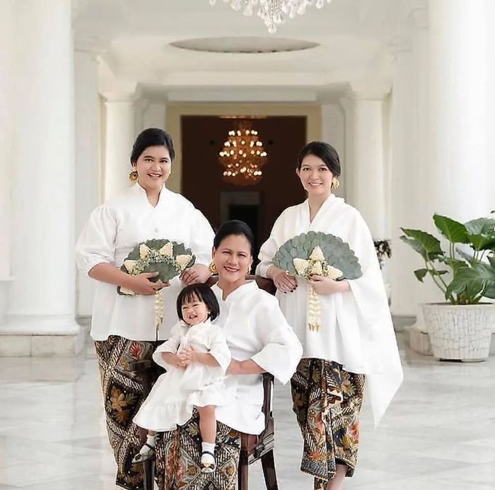 Pesona Selvi Ananda pakai kebaya © Instagram Pesona Selvi Ananda pakai kebaya © Instagram