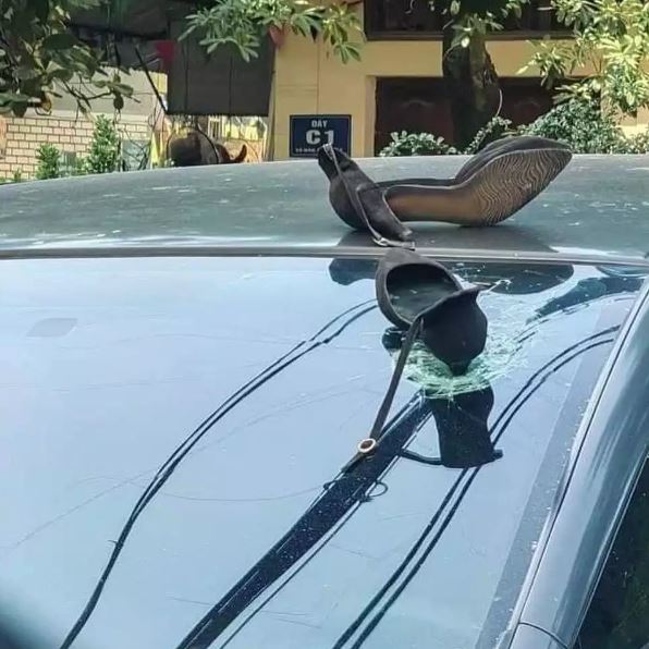 kaca mobil ketiban benda apes banget © berbagai sumber