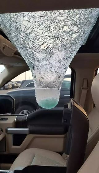 kaca mobil ketiban benda apes banget © berbagai sumber