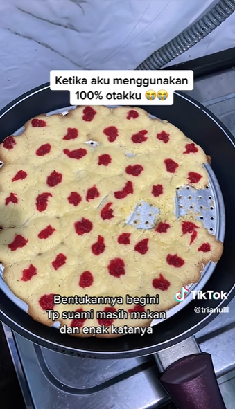 Wanita ini memanggang kue pakai teflon, hasilnya bikin ngelus dada