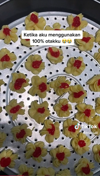 Wanita ini memanggang kue pakai teflon, hasilnya bikin ngelus dada