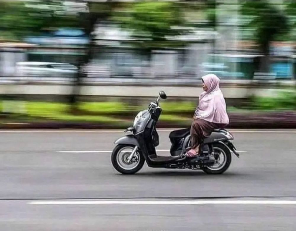 emak-emak kayak raja jalanan lucu abis © berbagai sumber