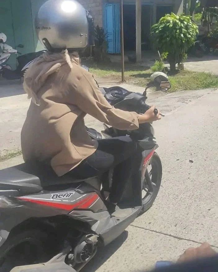 emak-emak kayak raja jalanan lucu abis © berbagai sumber