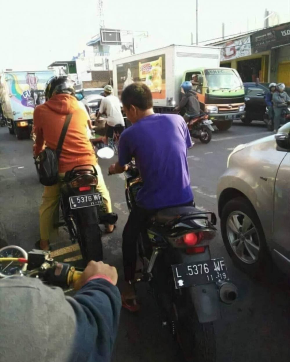 orang sebelahan momennya pas banget deh © berbagai sumber orang sebelahan momennya pas banget deh © berbagai sumber