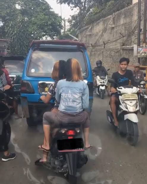 orang sebelahan momennya pas banget deh © berbagai sumber