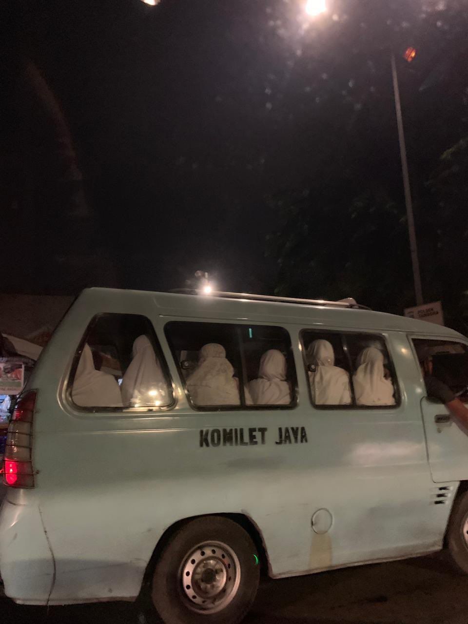 orang sebelahan momennya pas banget deh © berbagai sumber