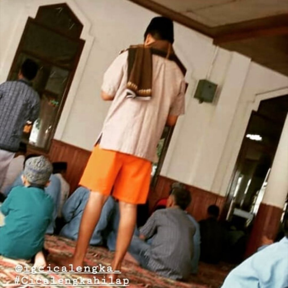 pria pakai baju di momen nggak pas © berbagai sumber