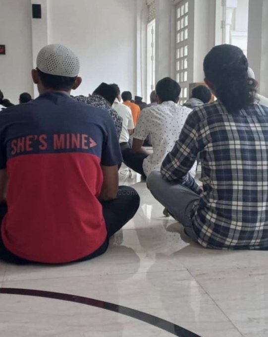 pria pakai baju di momen nggak pas © berbagai sumber