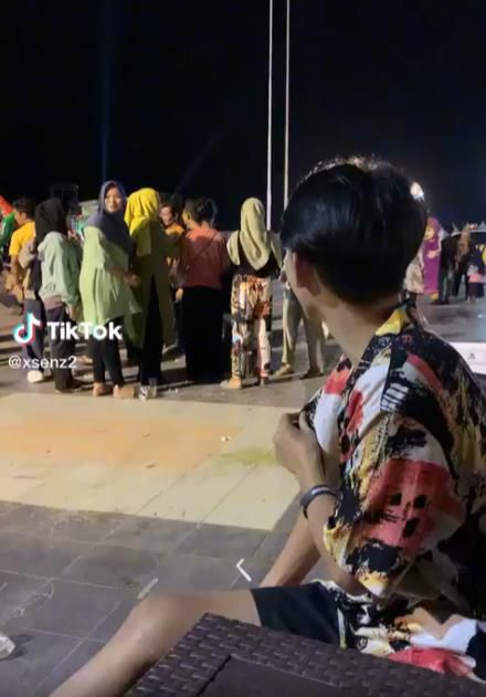 pria pakai baju di momen nggak pas © berbagai sumber
