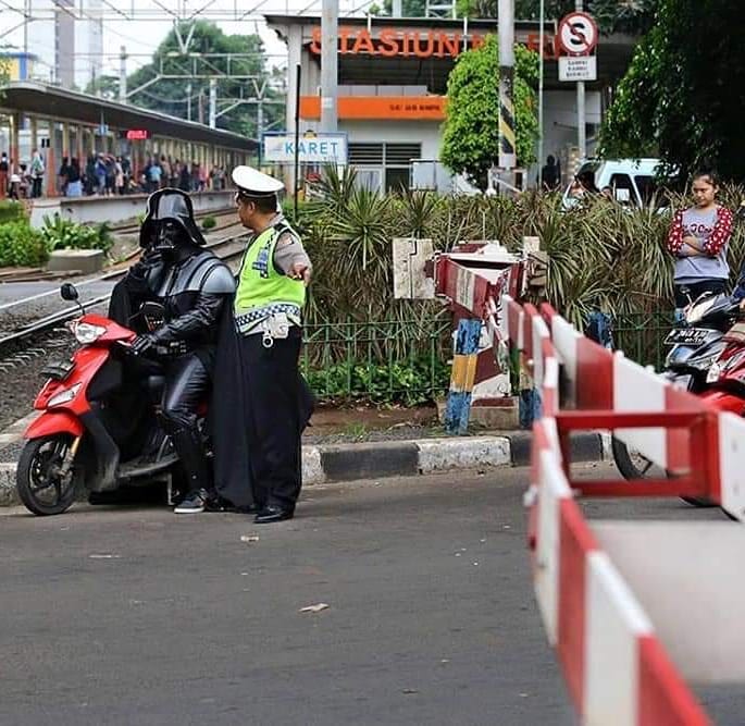 pria pakai baju di momen nggak pas © berbagai sumber pria pakai baju di momen nggak pas © berbagai sumber