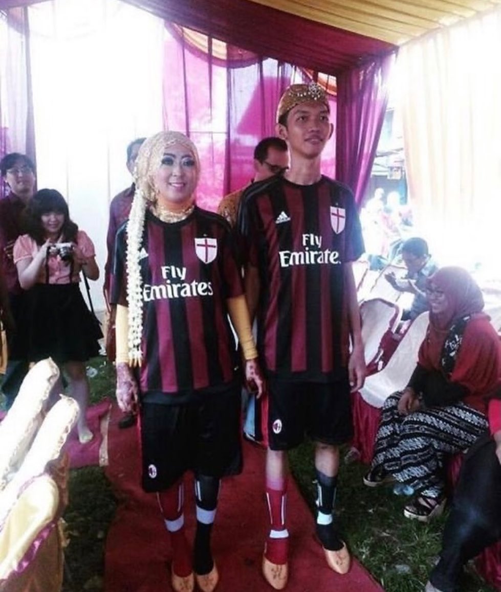 pria pakai baju di momen nggak pas © berbagai sumber pria pakai baju di momen nggak pas © berbagai sumber