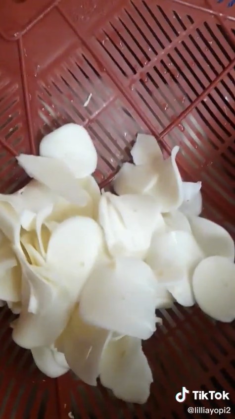 Trik agar keripik singkong makin renyah saat digoreng, cukup pakai 1 bahan