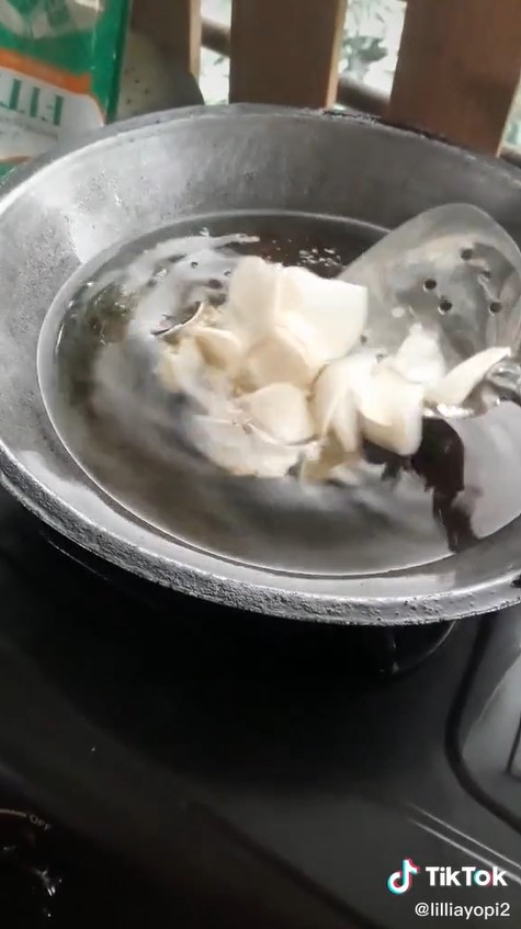 Trik agar keripik singkong makin renyah saat digoreng, cukup pakai 1 bahan