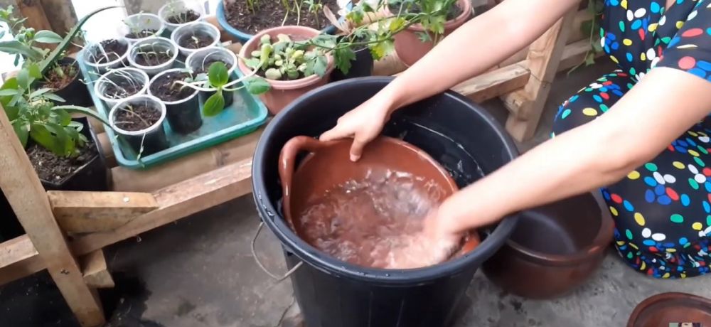 Jangan asal, begini 7 cara mencuci alat masak berbahan tanah liat agar tak mudah rembes