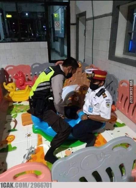 orang dewasa main mainan © berbagai sumber