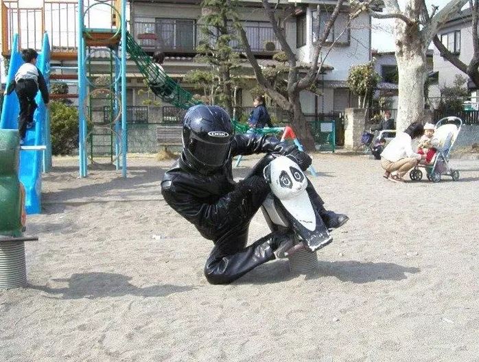 orang dewasa main mainan © berbagai sumber