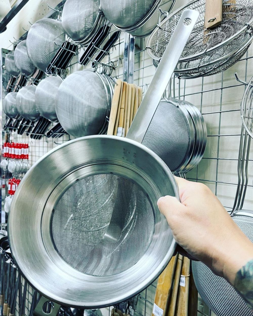 Serba stainless, intip 10 alat dapur andalan Chef Juna