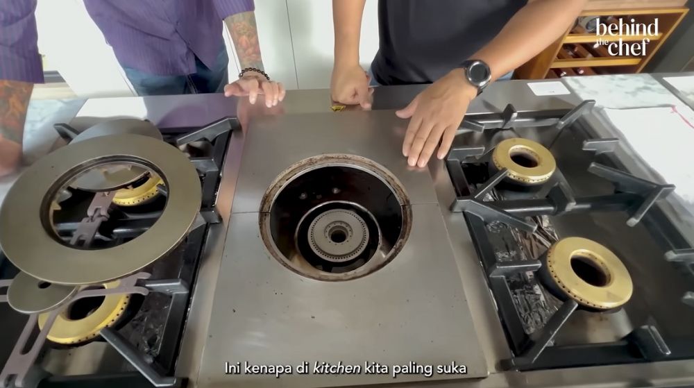 Serba stainless, intip 10 alat dapur andalan Chef Juna