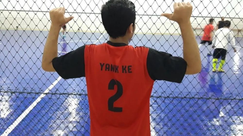 15 Tulisan nama punggung di jersey bola ini nyeleneh abis, kok bisa kepikiran ya?